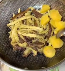 怎么做酱拌茄子土豆泥