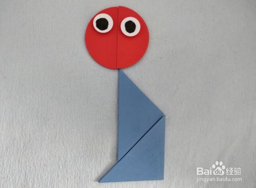 在半圆形下面,放上上下挨着的两个三角形,如图.