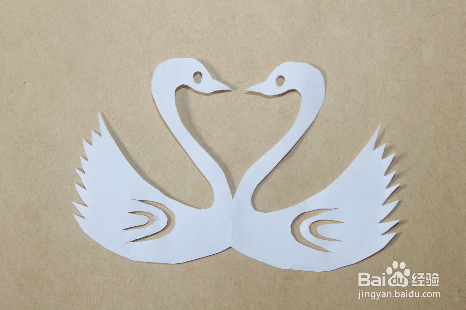 两只天鹅的剪纸方法