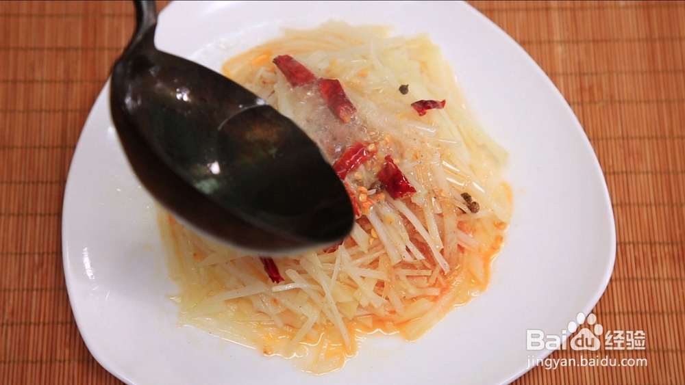 不用锅也能爆香的土豆丝，一勺油就搞定！