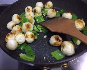 焦熘鱼丸的做法