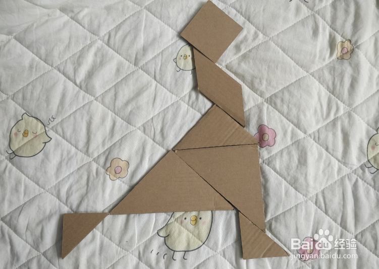 用七巧板怎样拼一个穿裙子跑的女孩呢