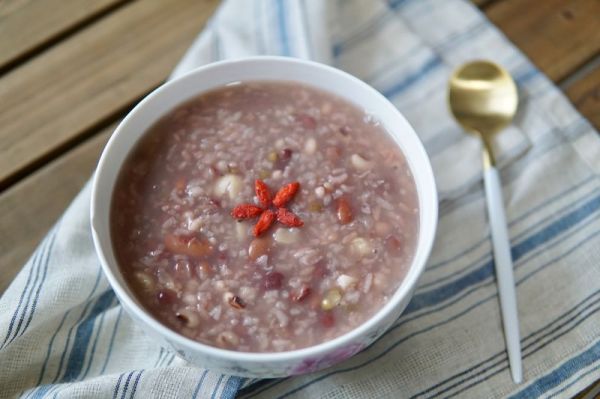 五谷杂粮莲子粥