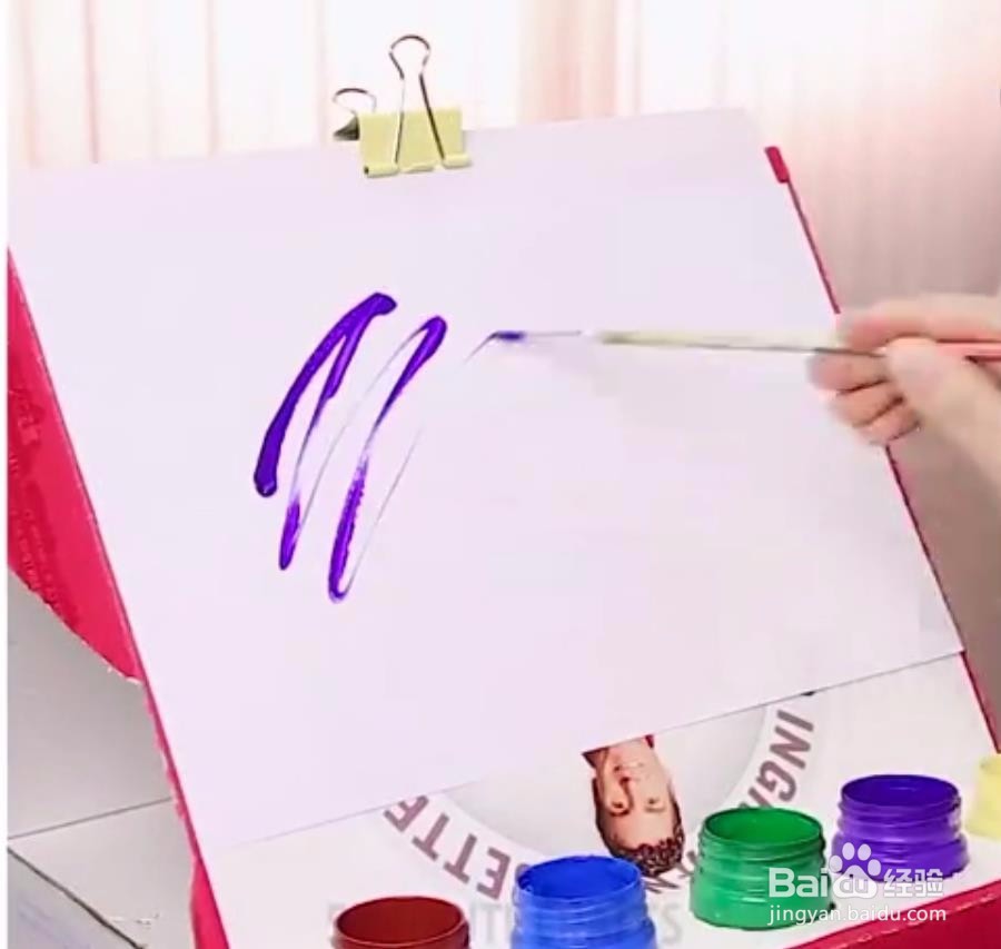 披萨盒也有大用处，披萨盒秒变临时画架！