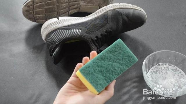 怎么刷鞋子干净又白