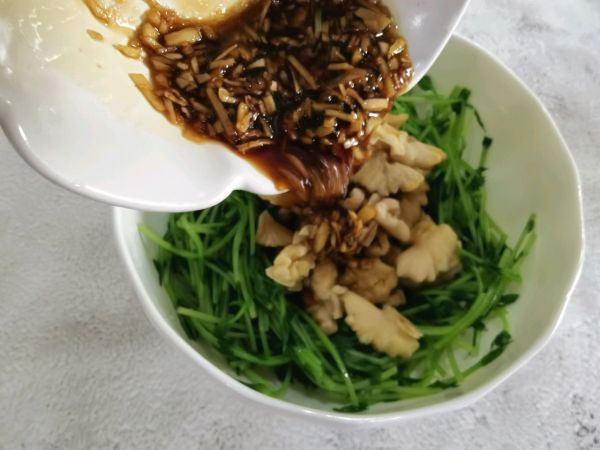 豌豆苗拌核桃仁
