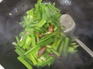 蒜苗炒腊肉的做法