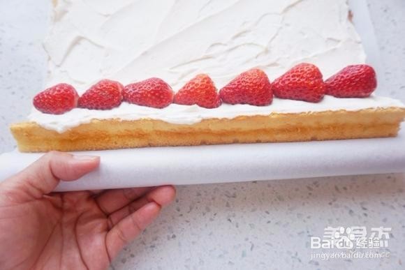 如何制作草莓蛋糕卷