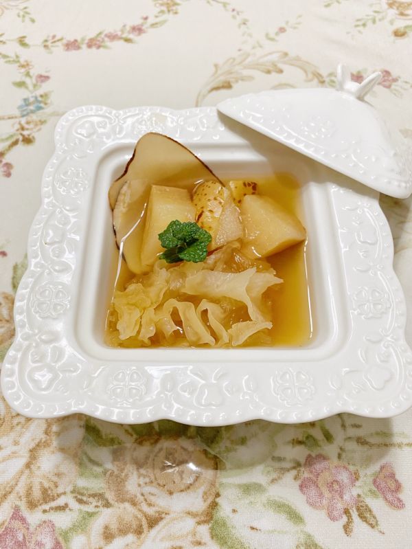 海底椰雪梨银耳桂圆汤