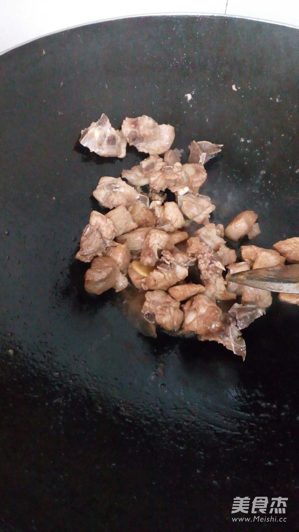 土豆烧排骨的做法