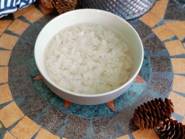 桃胶雪燕银耳羹