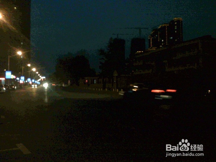 老年人则样用手机在夜间抓拍行驶的车辆画面