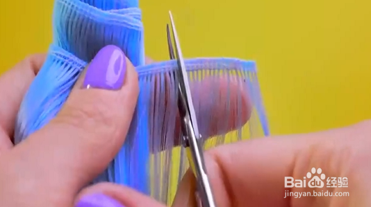 如何帮芭比美发?