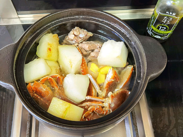 砂锅螃蟹炖骨汤