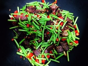 如何做泥蒿辣炒腊肉