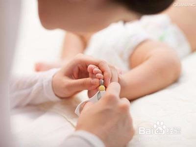 妈妈们千万不要这样给宝宝剪指甲!