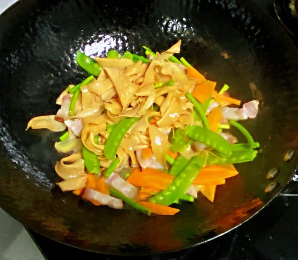 腊肉杏鲍菇炒荷兰豆