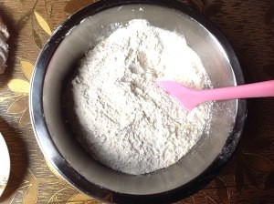 在家简易制作拉花纸杯蛋糕