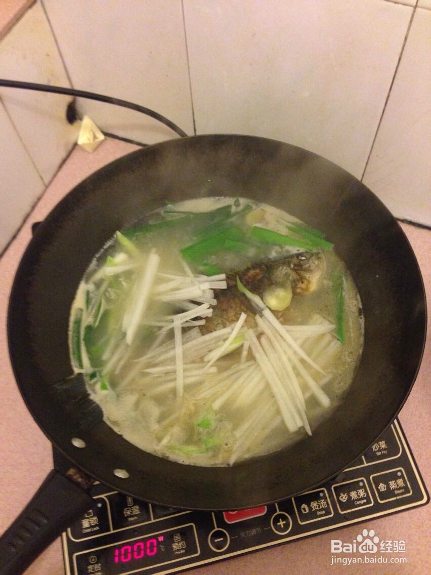 菜鸟都可以完成的鲜甜浓汤:萝卜丝鲫鱼汤