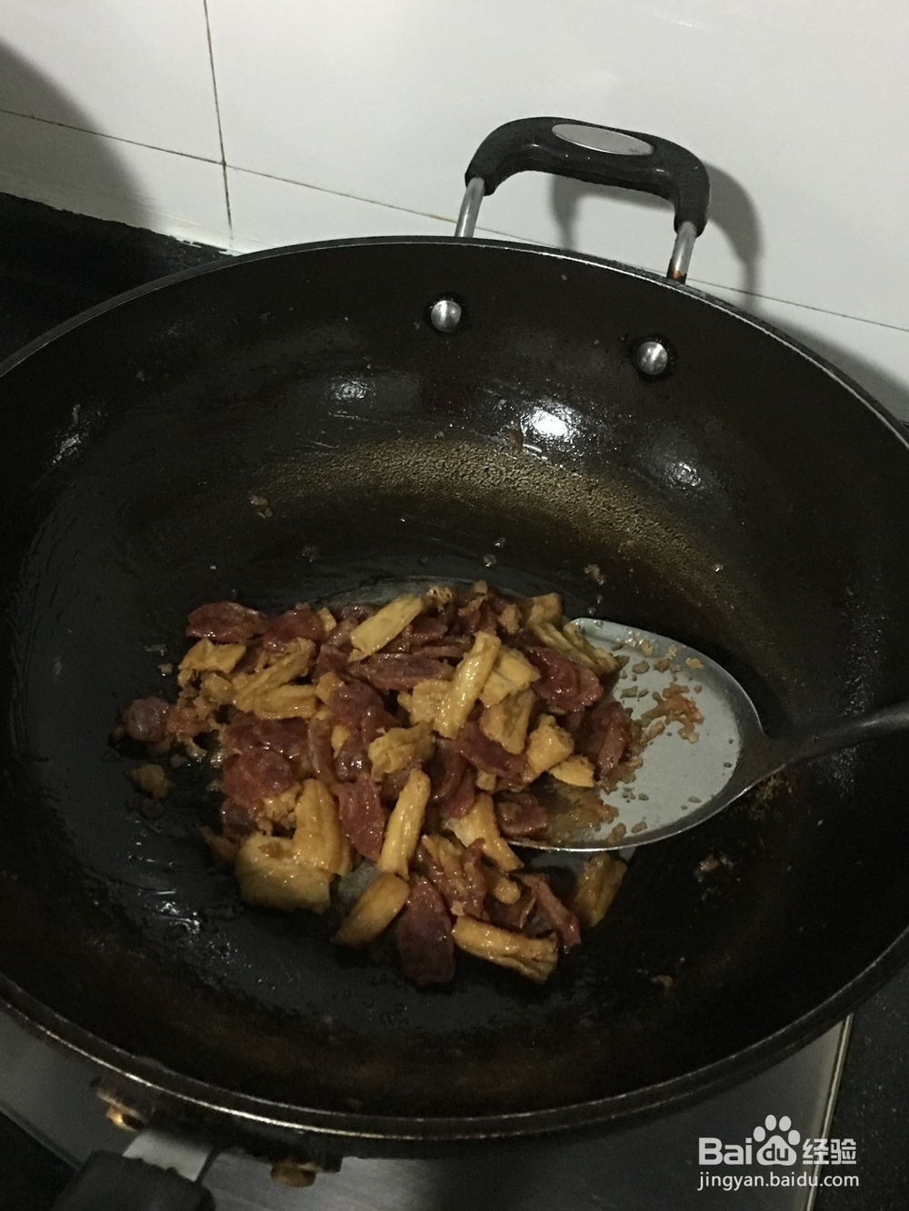油炸腐竹炒腊肠的做法