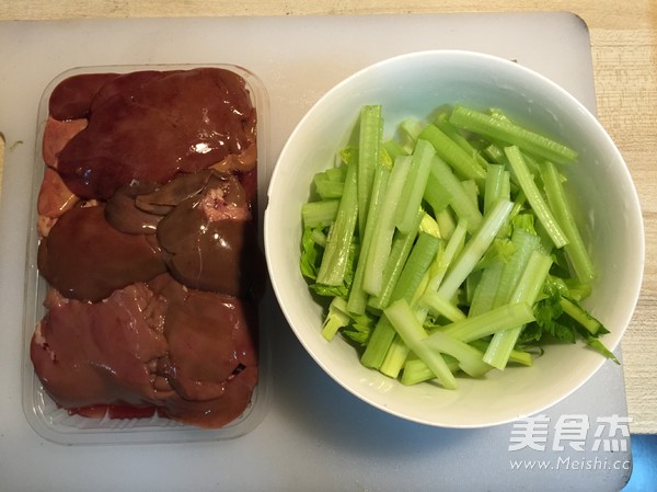 芹菜炒鸡肝的做法