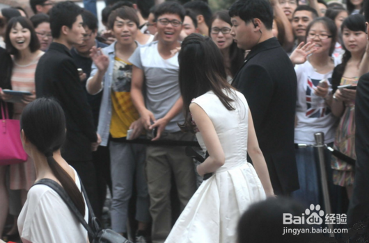 遇到暴露狂，女生该如何应对