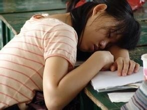 趴在桌子午睡的八个坏处