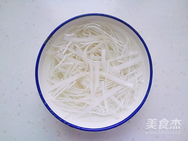 板栗排骨煲的做法