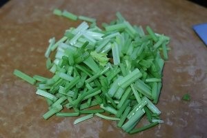 芹菜炒河虾的做法