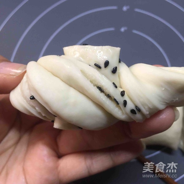 老面黑芝麻花卷