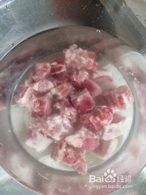 如何制作美味的南瓜清蒸辣排骨