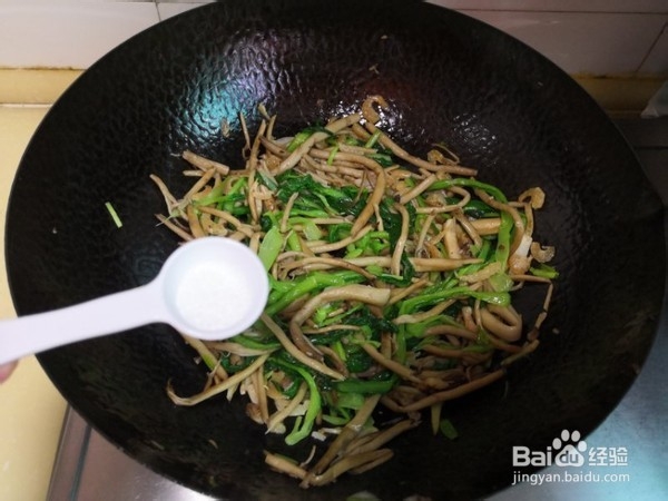 干煸茶树菇小白菜的做法