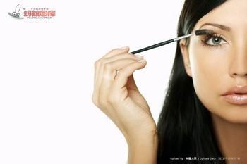 七步刷出纤长迷人睫毛