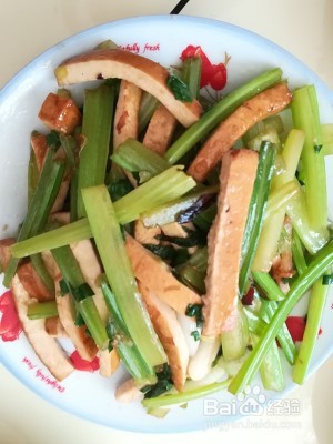 健康养生佳品芹菜炒豆干的做法