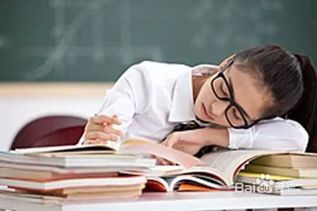 如何避免上课犯困？