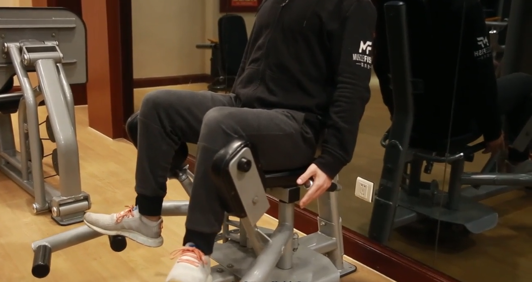 怎么正确使用坐姿髋外展器材