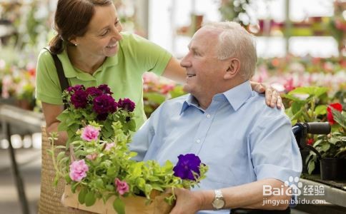 老人正确使用按摩器的方法