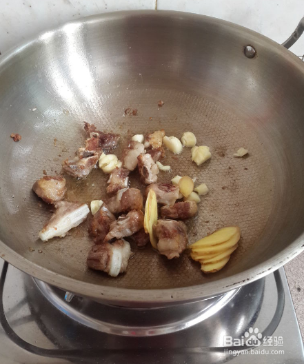 土豆焖排骨的做法