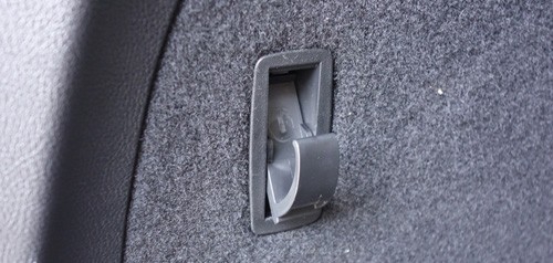 买车多年才发现，汽车后备箱竟隐藏诸多实用功能