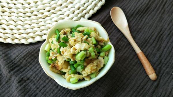 鸡胸肉炒蒜苔丁