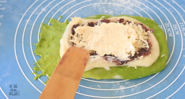 抹茶红豆肉松面包