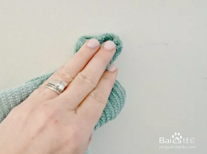 白墙发黄应该怎么处理？