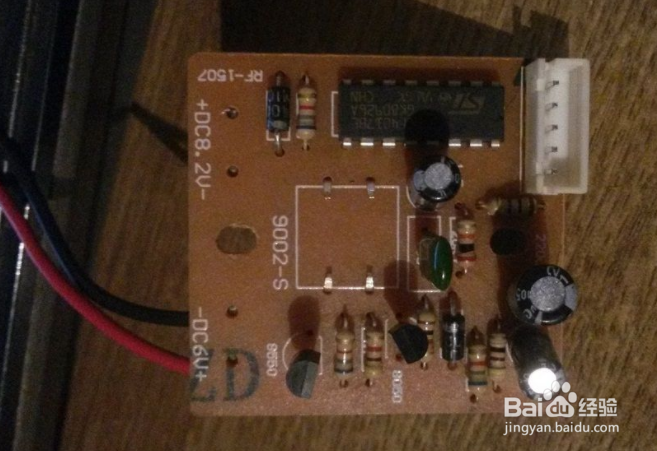 如何拆卸RJW7100手提式防爆探照灯?