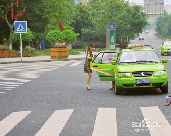 女孩外出搭车注意事项
