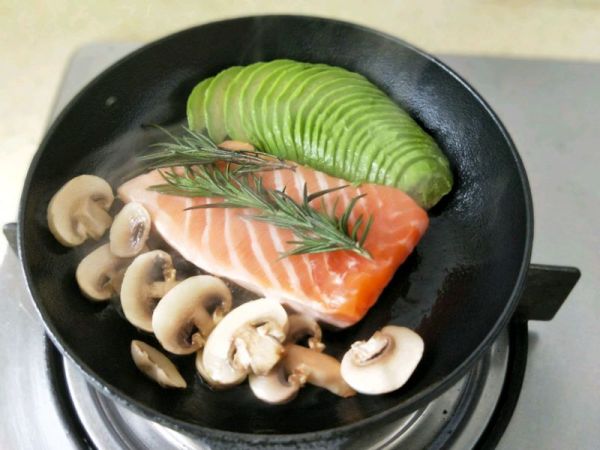 口蘑迷迭香煎三文鱼