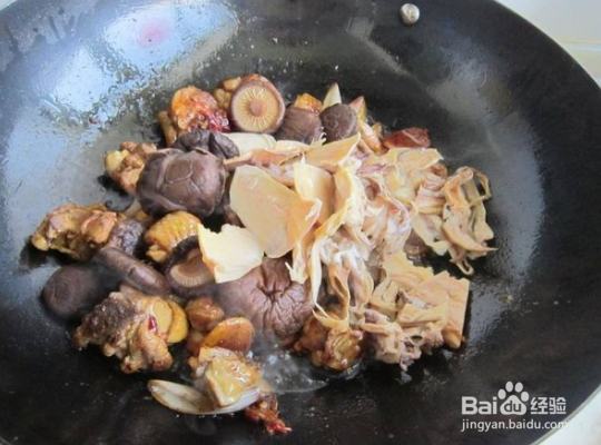 墨鱼干红烧三黄鸡的制作方法