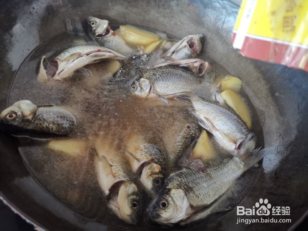 小鲫鱼炖土豆块