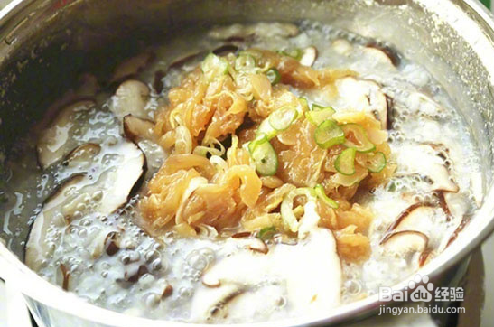 蘑菇芹菜鸡肉粥的做法