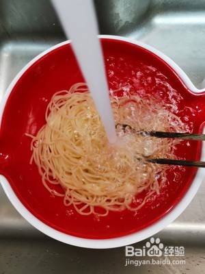 香辣鲜虾培根炒意面的做法