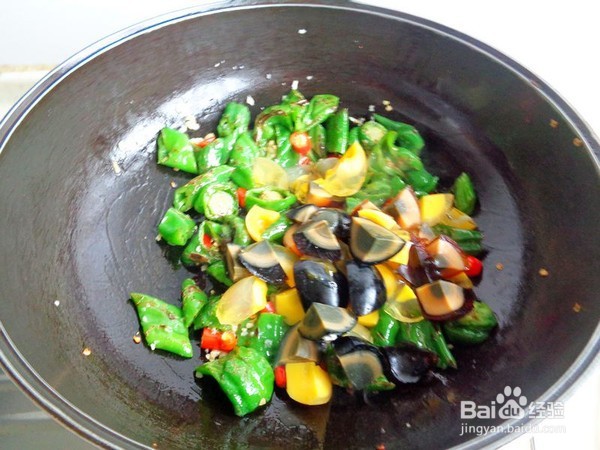 如何做青椒擂皮蛋